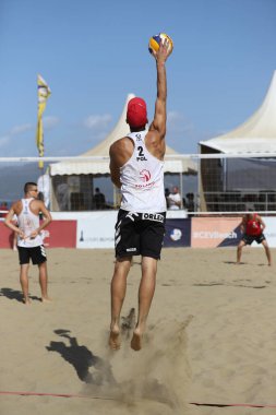 IZMIR, TURKEY - SEPTEMBER 27, 2020: Selcuk Pamucak Plajı 'nda oynanan U22 Plaj Voleybol Şampiyonası yarı final karşılaşmasında Alman ve Polonyalı takımların tanımlanamayan sporcuları.
