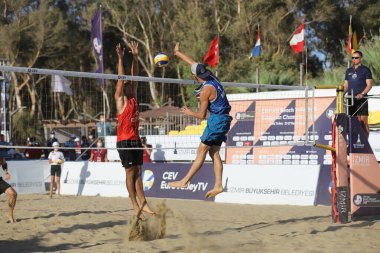IZMIR, TURKEY - SEPTEMBER 27, 2020: Selcuk Pamucak Plajı 'nda oynanan U22 Plaj Voleybol Şampiyonası final karşılaşmasında Rus ve Polonyalı takımların tanımlanamayan sporcuları.