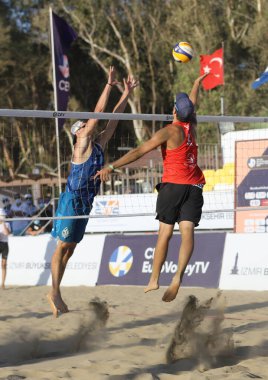 IZMIR, TURKEY - SEPTEMBER 27, 2020: Selcuk Pamucak Plajı 'nda oynanan U22 Plaj Voleybol Şampiyonası final karşılaşmasında Rus ve Polonyalı takımların tanımlanamayan sporcuları.