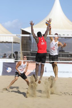IZMIR, TURKEY - SEPTEMBER 27, 2020: Selcuk Pamucak Plajı 'nda oynanan U22 Plaj Voleybol Şampiyonası yarı final karşılaşmasında Alman ve Polonyalı takımların tanımlanamayan sporcuları.