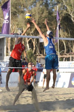 IZMIR, TURKEY - SEPTEMBER 27, 2020: Selcuk Pamucak Plajı 'nda oynanan U22 Plaj Voleybol Şampiyonası final karşılaşmasında Rus ve Polonyalı takımların tanımlanamayan sporcuları.