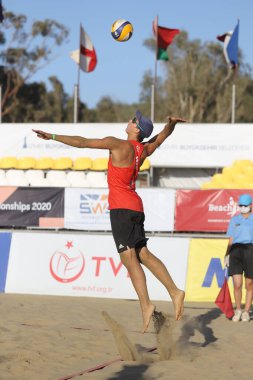 IZMIR, TURKEY - SEPTEMBER 27, 2020: Selcuk Pamucak Plajı 'nda oynanan U22 Plaj Voleybol Şampiyonası final maçında Polonya takımının tanımlanamayan atleti.