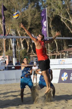 IZMIR, TURKEY - SEPTEMBER 27, 2020: Selcuk Pamucak Plajı 'nda oynanan U22 Plaj Voleybol Şampiyonası final karşılaşmasında Rus ve Polonyalı takımların tanımlanamayan sporcuları.