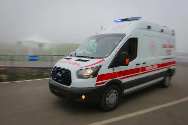 Ambulance Busje Onderweg Met Bewegingsvervaging Knipperende Lichten — Stockfoto