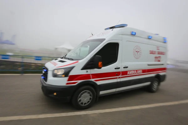 Ambulance Busje Onderweg Met Bewegingsvervaging Knipperende Lichten — Stockfoto