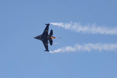 BURSA, TURKEY - 12 Ekim 2020: Mudanya ilçesinde tek kişilik hava akrobatik gösterisi Mudanya ateşkesinin 98. yıldönümü kutlamaları sırasında