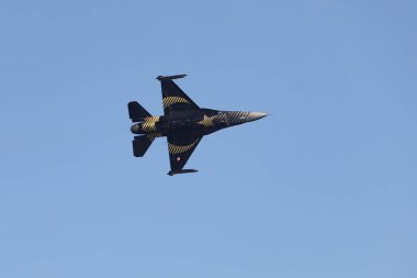 BURSA, TURKEY - 12 Ekim 2020: Mudanya ilçesinde tek kişilik hava akrobatik gösterisi Mudanya ateşkesinin 98. yıldönümü kutlamaları sırasında