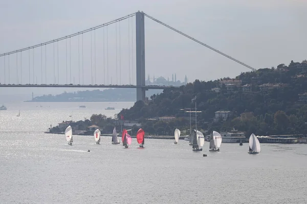 Istanbul Turkey Oktober 2020 Segelbåtar Tävlar Bosporen Sund Presidentens Yacht — Stockfoto