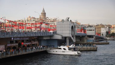 İSTANBUL, TURKEY - 29 Ekim 2020: İstanbul 'daki Galata Köprüsü ve Galata Kulesi
