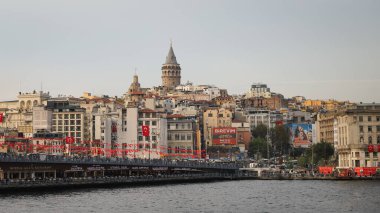 İSTANBUL, TURKEY - 29 Ekim 2020: İstanbul 'daki Galata Köprüsü ve Galata Kulesi