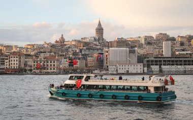 İSTANBUL, TURKEY - 29 Ekim 2020: İstanbul 'da Galata Kulesi ve Karaköy Bölgesi