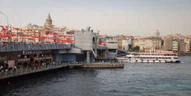 İSTANBUL, TURKEY - 29 Ekim 2020: İstanbul 'daki Galata Köprüsü ve Galata Kulesi
