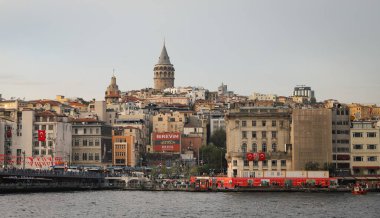 İSTANBUL, TURKEY - 29 Ekim 2020: İstanbul 'da Galata Kulesi ve Karaköy Bölgesi
