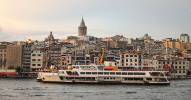 İSTANBUL, TURKEY - 29 Ekim 2020: İstanbul 'da Galata Kulesi ve Karaköy Bölgesi