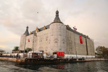 ISTANBUL, TURKEY - 29 Ekim 2020: Haydarpasa tren istasyonu çatı yangınından sonra restore edildi. İstasyon 1909 'da inşa edildi..