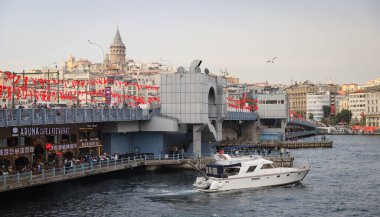 İSTANBUL, TURKEY - 29 Ekim 2020: İstanbul 'daki Galata Köprüsü ve Galata Kulesi