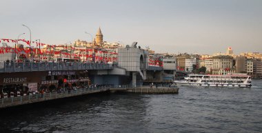 İSTANBUL, TURKEY - 29 Ekim 2020: İstanbul 'daki Galata Köprüsü ve Galata Kulesi