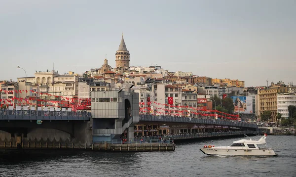İSTANBUL, TURKEY - 29 Ekim 2020: İstanbul 'daki Galata Köprüsü ve Galata Kulesi