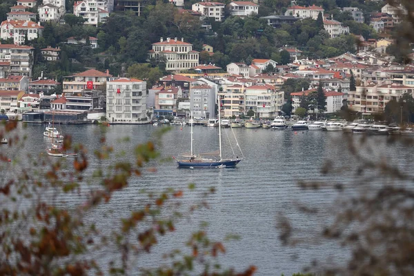 Edificios Veleros Estrecho Del Bósforo Estambul Turquía —  Fotos de Stock