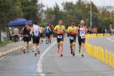 İSTANBUL, TURKEY - 18 Ekim 2020: İstanbul Sprint Triatlonunun koşu bileşenlerinde yarışan sporcular