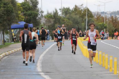 İSTANBUL, TURKEY - 18 Ekim 2020: İstanbul Sprint Triatlonunun koşu bileşenlerinde yarışan sporcular