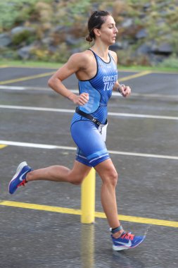 İSTANBUL, TURKEY - 18 Ekim 2020: İstanbul Sprint Triatlonunun koşu bileşenlerinde yarışan tanımlanamayan sporcu