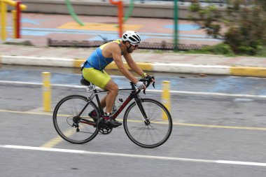 İSTANBUL, TURKEY - 18 Ekim 2020: İstanbul Sprint Triatlonunun bisiklet bileşeninde tanımlanamayan sporcu