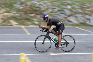 İSTANBUL, TURKEY - 18 Ekim 2020: İstanbul Sprint Triatlonunun bisiklet bileşeninde tanımlanamayan sporcu