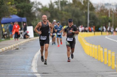 İSTANBUL, TURKEY - 18 Ekim 2020: İstanbul Sprint Triatlonunun koşu bileşenlerinde yarışan sporcular