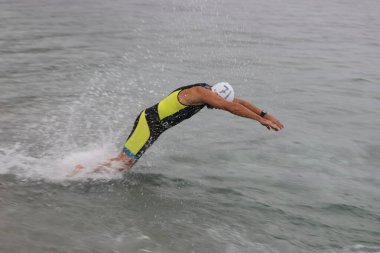 İSTANBUL, TURKEY - 18 Ekim 2020: İstanbul Sprint Triatlonunun yüzme bileşeninde tanımlanamayan sporcu
