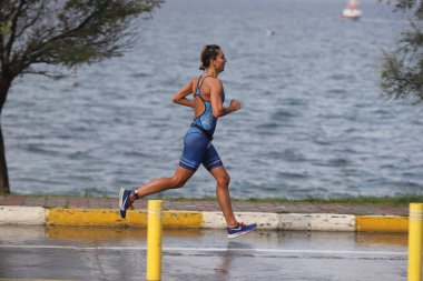 İSTANBUL, TURKEY - 18 Ekim 2020: İstanbul Sprint Triatlonunun koşu bileşenlerinde yarışan tanımlanamayan sporcu