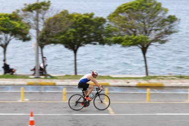 İSTANBUL, TURKEY - 18 Ekim 2020: İstanbul Sprint Triatlonunun bisiklet bileşeninde tanımlanamayan sporcu
