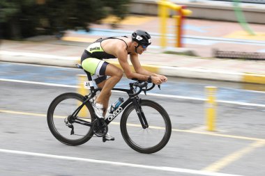 İSTANBUL, TURKEY - 18 Ekim 2020: İstanbul Sprint Triatlonunun bisiklet bileşeninde tanımlanamayan sporcu