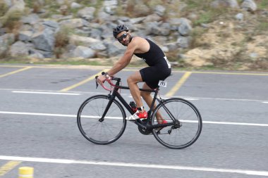 İSTANBUL, TURKEY - 18 Ekim 2020: İstanbul Sprint Triatlonunun bisiklet bileşeninde tanımlanamayan sporcu