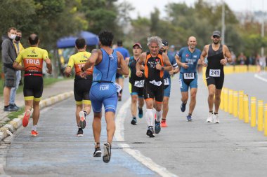 İSTANBUL, TURKEY - 18 Ekim 2020: İstanbul Sprint Triatlonunun koşu bileşenlerinde yarışan sporcular