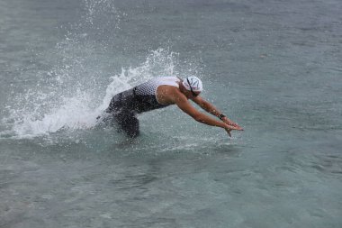 İSTANBUL, TURKEY - 18 Ekim 2020: İstanbul Sprint Aquathlon 'unun yüzme bileşeninde tanımlanamayan sporcu