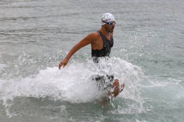 İSTANBUL, TURKEY - 18 Ekim 2020: İstanbul Sprint Triatlonunun yüzme bileşeninde tanımlanamayan sporcu