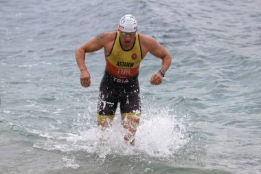 İSTANBUL, TURKEY - 18 Ekim 2020: İstanbul Sprint Triatlonunun yüzme bileşeninde tanımlanamayan sporcu