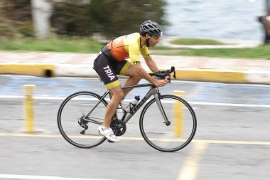 İSTANBUL, TURKEY - 18 Ekim 2020: İstanbul Sprint Triatlonunun bisiklet bileşeninde tanımlanamayan sporcu