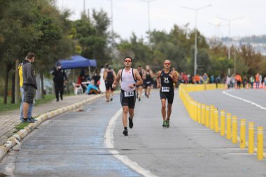 İSTANBUL, TURKEY - 18 Ekim 2020: İstanbul Sprint Triatlonunun koşu bileşenlerinde yarışan sporcular