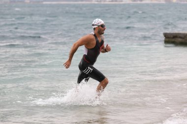 İSTANBUL, TURKEY - 18 Ekim 2020: İstanbul Sprint Aquathlon 'unun yüzme bileşeninde tanımlanamayan sporcu
