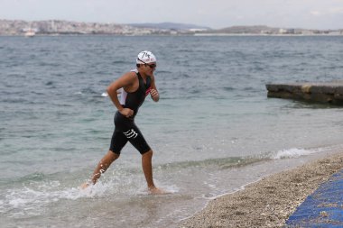 İSTANBUL, TURKEY - 18 Ekim 2020: İstanbul Sprint Triatlonunun yüzme bileşeninde tanımlanamayan sporcu