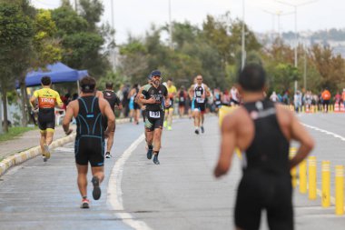 İSTANBUL, TURKEY - 18 Ekim 2020: İstanbul Sprint Triatlonunun koşu bileşenlerinde yarışan sporcular