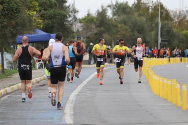İSTANBUL, TURKEY - 18 Ekim 2020: İstanbul Sprint Triatlonunun koşu bileşenlerinde yarışan sporcular