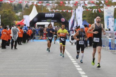 İSTANBUL, TURKEY - 18 Ekim 2020: İstanbul Sprint Aquathlon 'un koşu bileşenlerinde yarışan sporcular