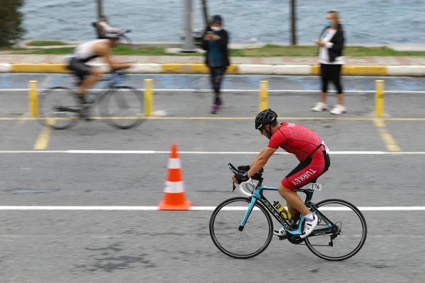 Istanbul Turquía Octubre 2020 Atletas Compitiendo Componente Ciclista Del Triatlón —  Fotos de Stock