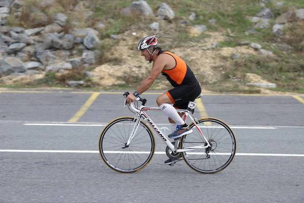 イスタンブール トルコ 2020年10月18日 イスタンブールスプリントトライアスロンのサイクリングコンポーネントに競合する未定義の選手 — ストック写真