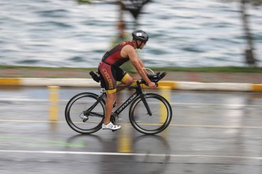 İSTANBUL, TURKEY - 18 Ekim 2020: İstanbul Sprint Triatlonunun bisiklet bileşeninde tanımlanamayan sporcu