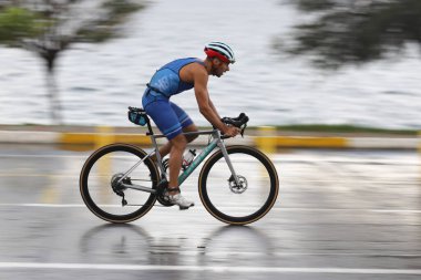 İSTANBUL, TURKEY - 18 Ekim 2020: İstanbul Sprint Triatlonunun bisiklet bileşeninde tanımlanamayan sporcu