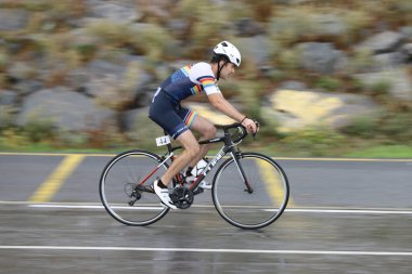 İSTANBUL, TURKEY - 18 Ekim 2020: İstanbul Sprint Triatlonunun bisiklet bileşeninde tanımlanamayan sporcu